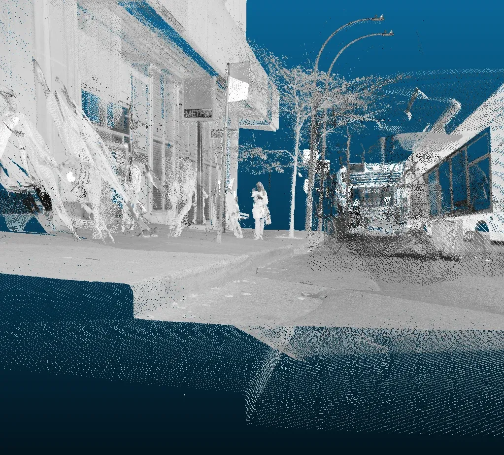 Une rue du centre-ville avant recalage : le trottoir et la bordure sont dédoublés, le lampadaire a deux bras.